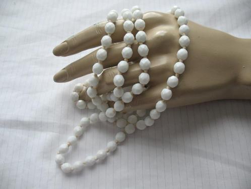 Lange Ketting Facet Geslepen Kralen Wit Geknoopt Vintage, Sieraden, Tassen en Uiterlijk, Antieke sieraden, Ketting, Overige materialen