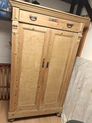 Leuke antieke kast beschikbaar voor biedingen