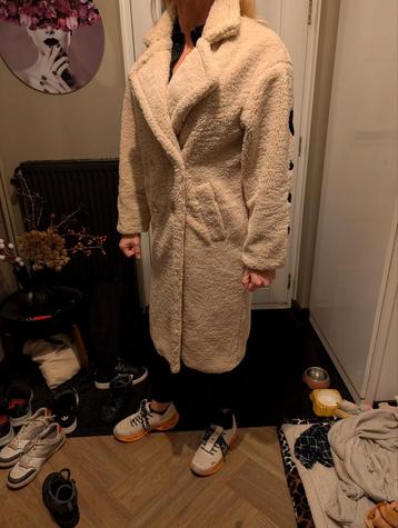 Beige Winterjas beschikbaar voor biedingen