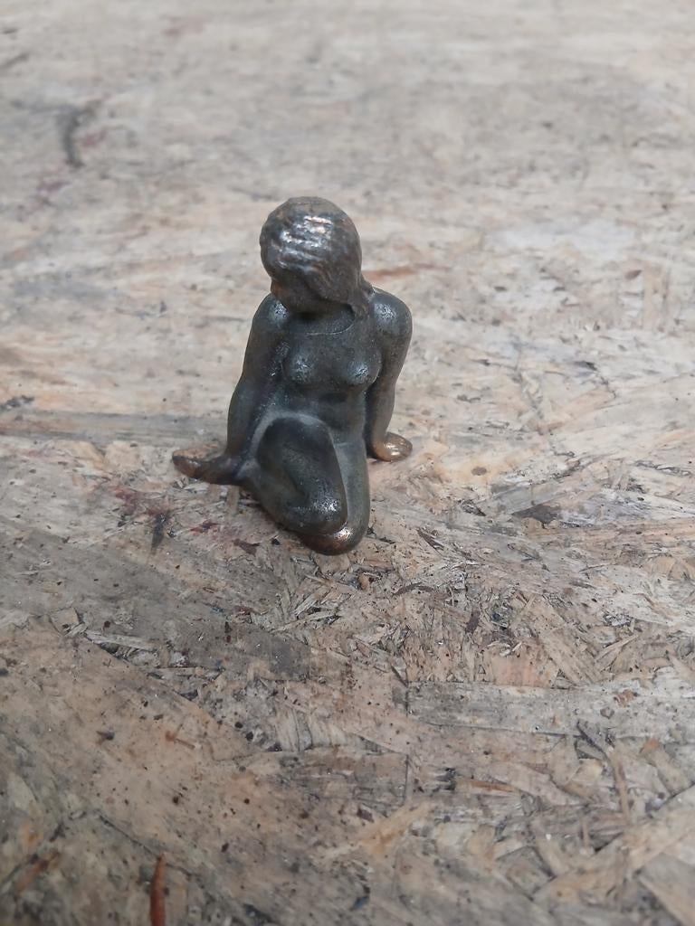 Beeldje van een zittende vrouw, 6 cm hoog Zeemeermin, Antiek en Kunst, Ophalen of Verzenden