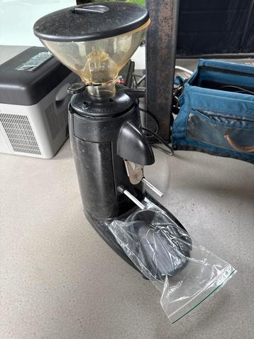 Compak K-3 Koffiemolen DEFECT malingring zit muurvast beschikbaar voor biedingen