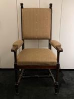 Oude kloosterstoel met armleuningen, Ophalen