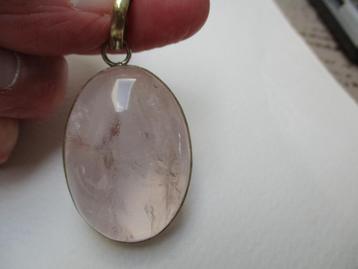 ROZEN kwarts grote hanger, met goudkleur rand en hangoog beschikbaar voor biedingen