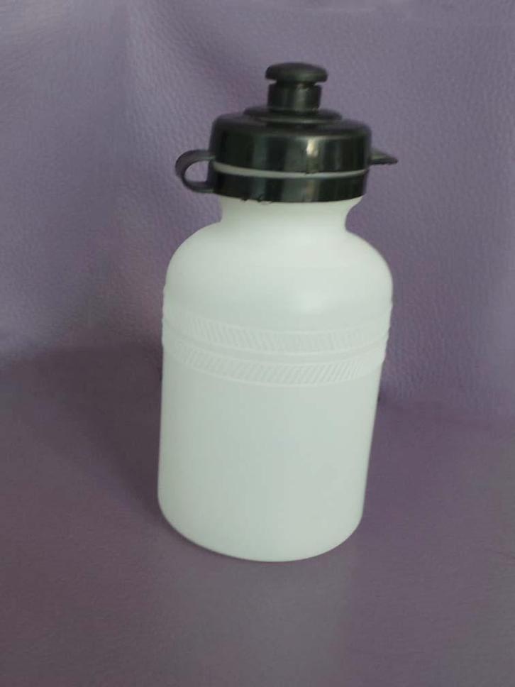 Nieuwe / niet gebruikte BIDON. 15,5 cm hoog tot dop, Sport en Fitness, Bidons, Nieuw, Ophalen of Verzenden