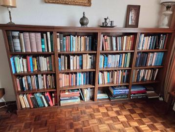 Boekenkast beschikbaar voor biedingen