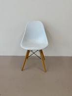 Witte Kunststof Stoel met Houten Poten, Huis en Inrichting, Stoelen, Ophalen, Kunststof, Gebruikt, Wit