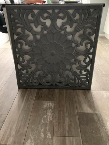 Groot grijs houten wandornament van 90 x 90 cm beschikbaar voor biedingen