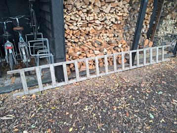 Mooie gave oude ladder. beschikbaar voor biedingen