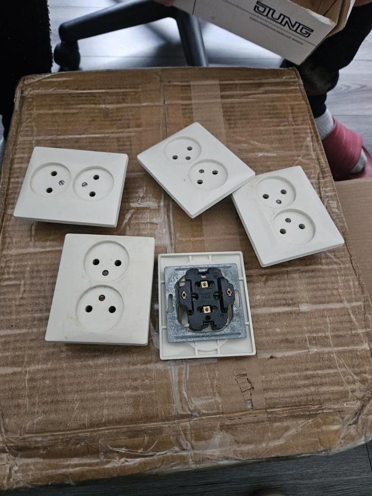 Grote partij Jung schakelmateriaal -, Doe-het-zelf en Verbouw, Elektra en Kabels, Stopcontact, Ophalen