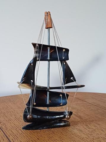 Vintage hoornen zeilboot beschikbaar voor biedingen