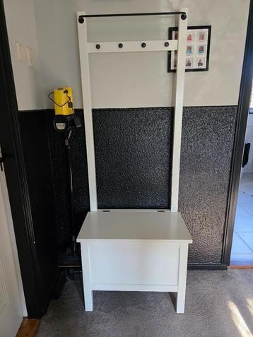 Hemnes opbergbank wit met handdoek stang beschikbaar voor biedingen