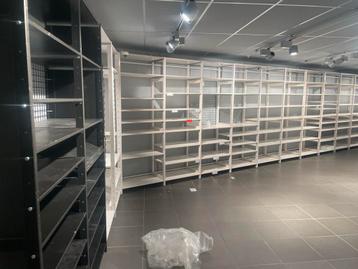 Witte Houten Stellingkasten - 120 Stuks - Uitstekende Staat beschikbaar voor biedingen