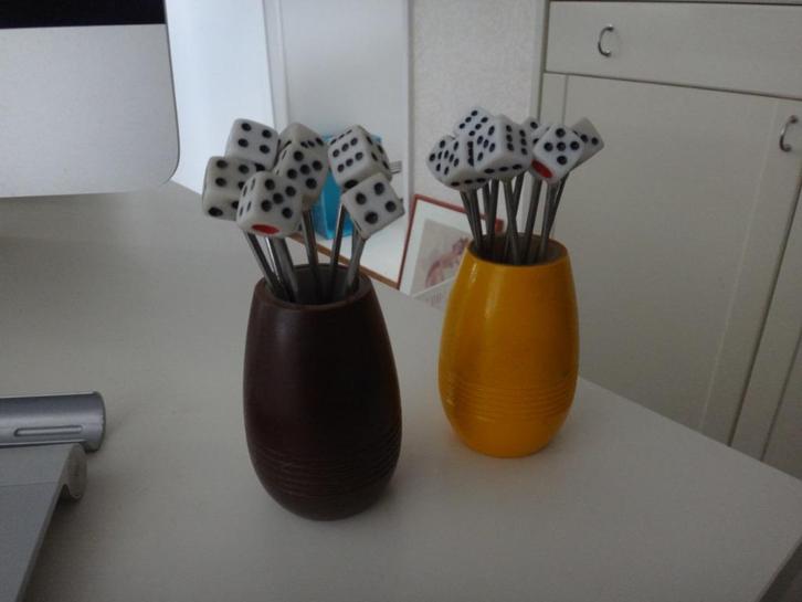 retro coctail prikkers in beker, dobbelstenen, Verzamelen, Retro, Huis en Inrichting, Ophalen of Verzenden
