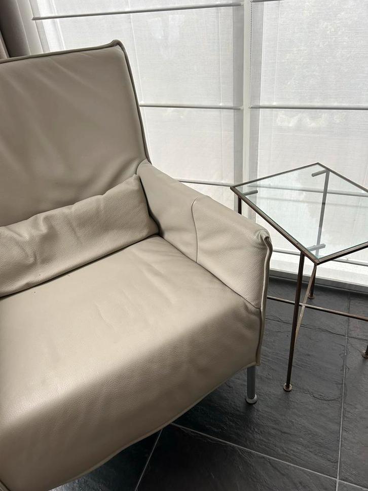 Lederen fauteuil roomwit met RVS poten, Huis en Inrichting, Fauteuils, Gebruikt, Leer, 75 tot 100 cm, Ophalen