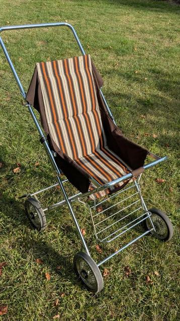 Vintage Kinderwagen - Retro Stijl beschikbaar voor biedingen