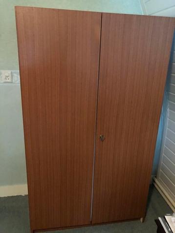 Kledingkast beschikbaar voor biedingen