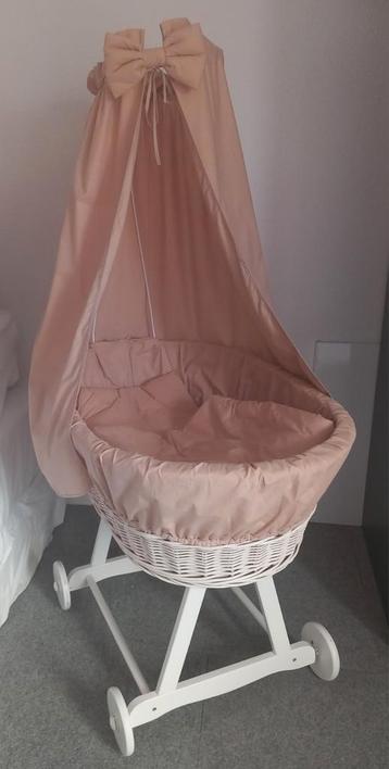 Baby wieg op wielen incl. bekleding beschikbaar voor biedingen