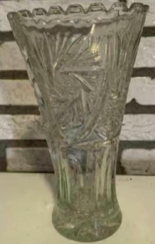 Glazen, kristallen (?) vaas; ronde voet, driehoekige hals, Huis en Inrichting, Woonaccessoires | Vazen, Zo goed als nieuw, Glas