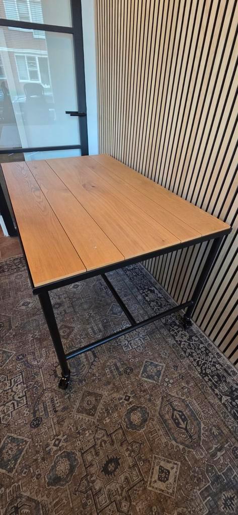 Hout staal bureau/eettafel 140x80 cm met metalen frame Ikea, Huis en Inrichting, Tafels | Eettafels, Zo goed als nieuw, 50 tot 100 cm