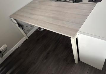 Bureau tafel beschikbaar voor biedingen