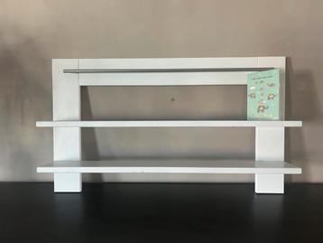 Plankje voor boven de commode of in kinderkamer beschikbaar voor biedingen