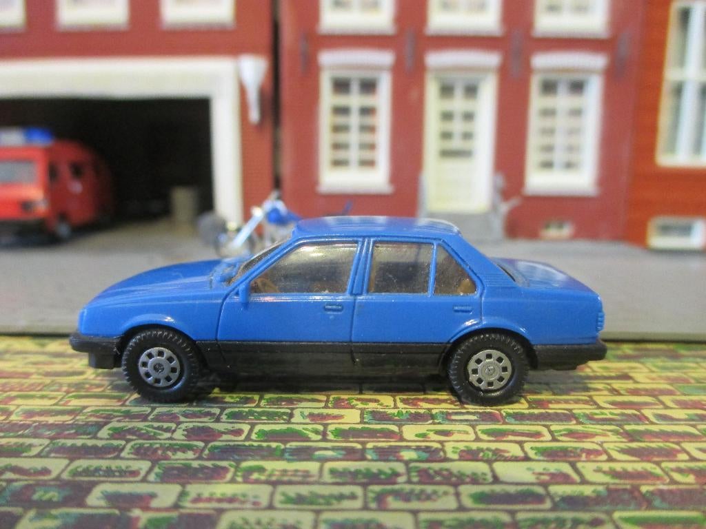 Opel Ascona C SR sedan - Herpa blauw, Hobby en Vrije tijd, Modelauto's | 1:87, Ophalen of Verzenden, Zo goed als nieuw, Auto, Herpa