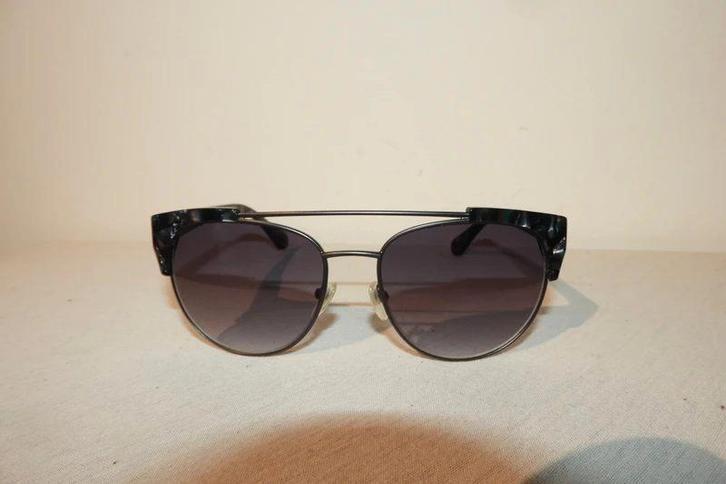 Diane von Furstenberg zonnebril parlemoer look pootjes, Sieraden, Tassen en Uiterlijk, Zonnebrillen en Brillen | Dames, Zo goed als nieuw