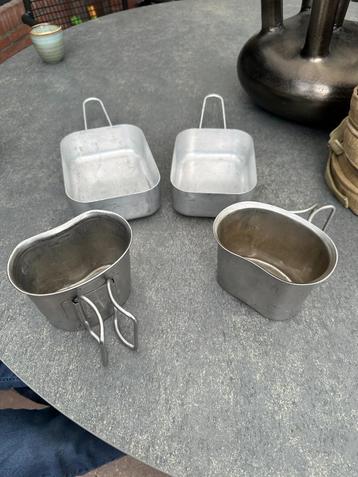 Metalen eetbakjes en drinkbekers uit het leger beschikbaar voor biedingen