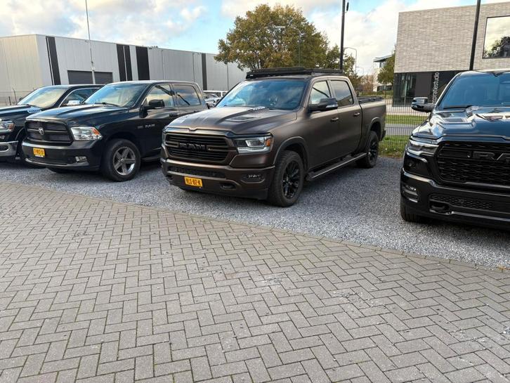 RAM 1500 RAM 1500 2022 Java matt brown wrap ( OrgineelGrijs), Auto's, Bestelauto's, Particulier, 4x4, Achteruitrijcamera, Airbags
