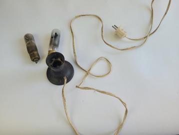 bakelieten lampje met 2 gloeilampen met kruis erin beschikbaar voor biedingen