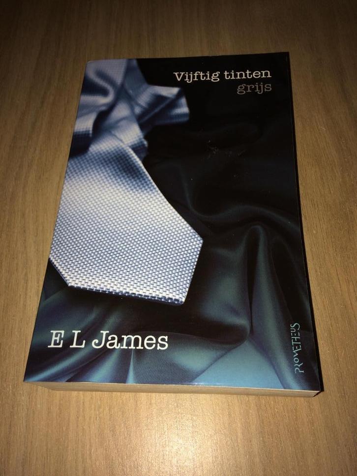 Vijftig tinten grijs - E L James - seksueel luxe rijkdom, Boeken, Romans, Gelezen, Ophalen of Verzenden