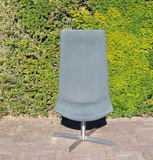 Nette draaistoel (relaxfauteuil) met bijpassend voetenbankje, Huis en Inrichting, Fauteuils, Zo goed als nieuw, 50 tot 75 cm, Ophalen