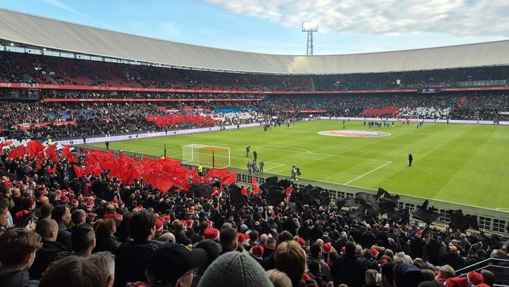 Feijenoord Seizoenkaart gele zijde gevraagd., Tickets en Kaartjes, Sport | Voetbal, Eén persoon, Augustus, Seizoenskaart