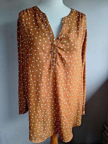 Nieuwe bruine stretch top stippen van Miss Etam, maat 50 beschikbaar voor biedingen