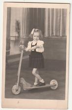 Fotokaart meisje met haar trottinette, 1960 tot 1980, Verzenden, Foto, Zo goed als nieuw