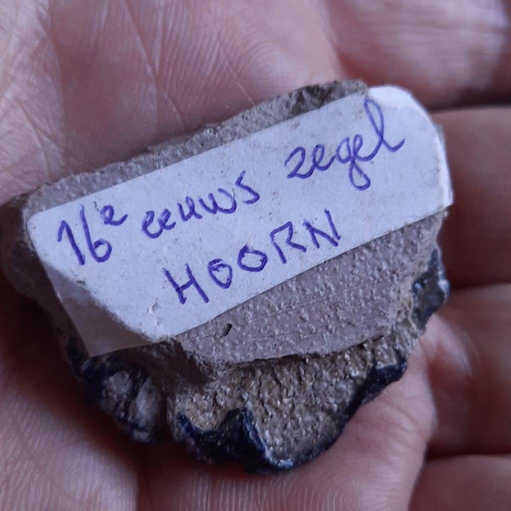 Bodemvondst Friesland: Aardewerk Zegel Stad Hoorn, Verzenden