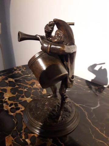 PRACHTIG ANTIEK BRONZEN BEELD van TROMMELAAR met TOETER beschikbaar voor biedingen