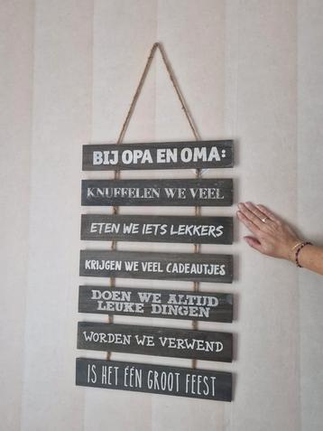 Houten bord 'Bij Opa en Oma' beschikbaar voor biedingen
