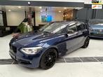 BMW 1-serie 116i M-Sport|Trekhaak|Carplay|PDC|NAP|, Auto's, Gebruikt, Zwart, 4 cilinders, Blauw