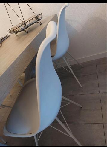 4 witte kuipstoelen beschikbaar voor biedingen