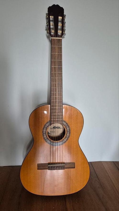 Rechtshandige klassieke gitaar + hoes, Muziek en Instrumenten, Behuizingen en Koffers, Zo goed als nieuw, Akoestische gitaar, Ophalen