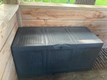 Plastic dekenkist beschikbaar voor biedingen