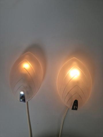 Een paar blad schelp vormige vintage wandlampen beschikbaar voor biedingen