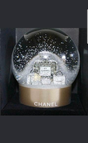 Chanel Globe/ sneeuwbol  beschikbaar voor biedingen
