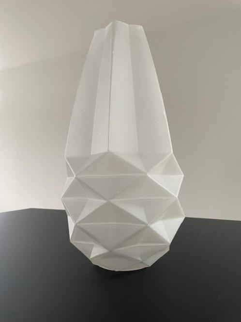 Moderne design vaas mat glas met vouwpatroon, Huis en Inrichting, Woonaccessoires | Vazen, Zo goed als nieuw, Wit, Minder dan 50 cm