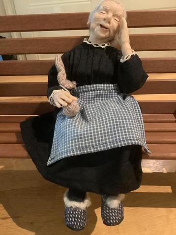 Oma pop, 38 cm. Mooi stukje huisvlijt. Maker onbekend. beschikbaar voor biedingen