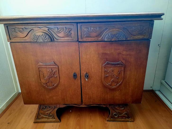 Antiek eikenhouten kastje met snijwerk, Antiek en Kunst, Antiek | Meubels | Kasten, Ophalen of Verzenden