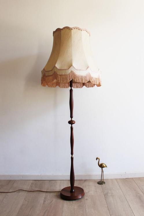 Vintage schemerlamp met kap. Retro vloerlamp a la oma, Huis en Inrichting, Lampen | Vloerlampen, Gebruikt, 150 tot 200 cm, Hout