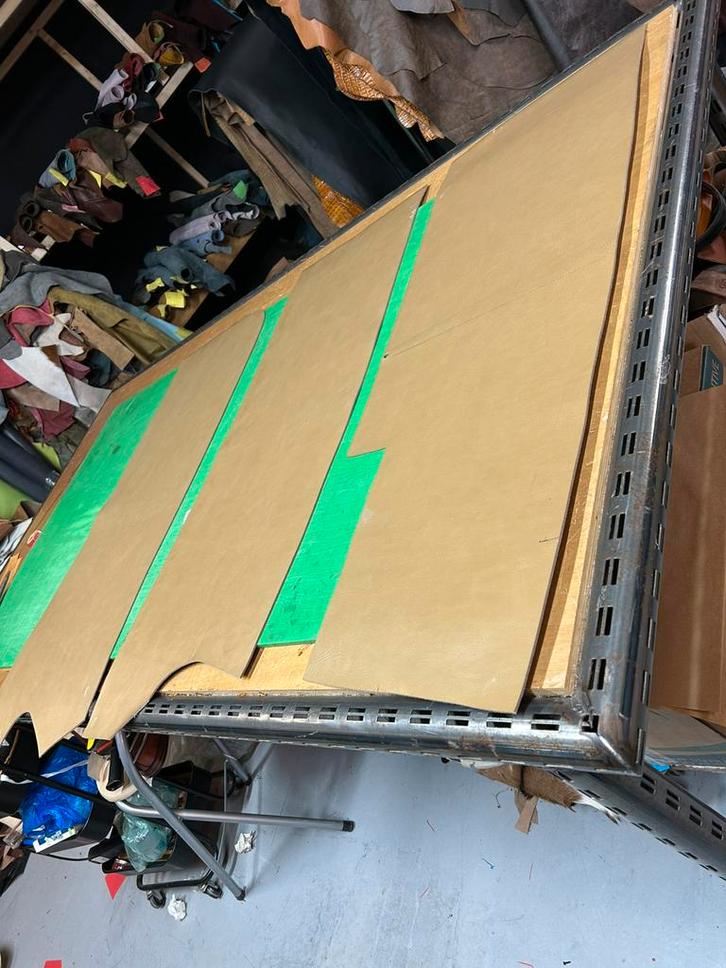 3 taupe kleur tuigleer 2-2,5 mm dikte half soepel, Hobby en Vrije tijd, Stoffen en Lappen, Zo goed als nieuw, Leer of Kunstleer