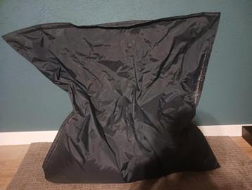 Grote donker blauwe zitzak beschikbaar voor biedingen